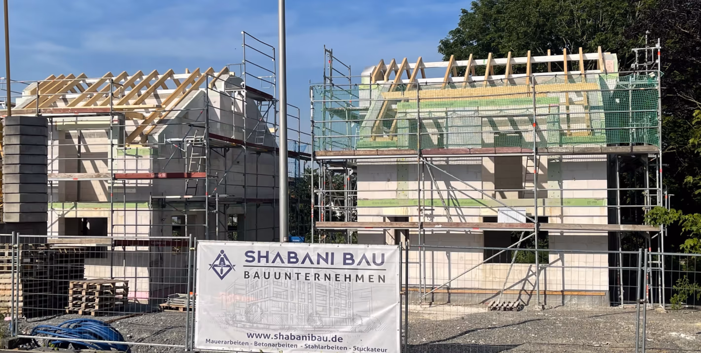 Doppelhaus mit Sattelgaube — Rohbau in Region Stuttgart